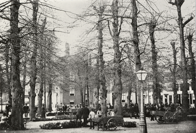 123924 Gezicht op het westelijk gedeelte van het Janskerkhof te Utrecht tijdens een bloemenmarkt.